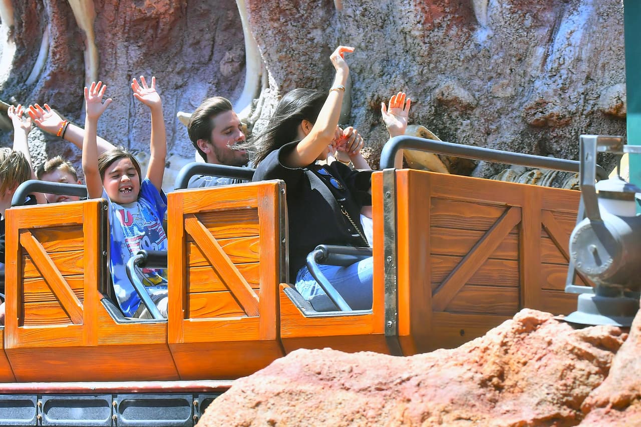 Kourtney, Scott y los chicos disfrutaron de juegos clásicos como 'It's A Small World', 'Thunder Mountain', 'Dumbo' y 'Mr Toad's Wild Adventure'.