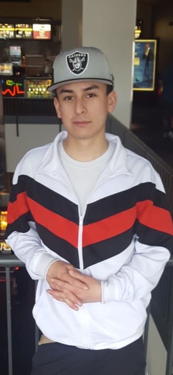 El es Jose Antonio Herrera. El FBI ofrece una recompensa de hasta $5,000 por información que conduzca al arresto y condena de las personas responsables de la muerte de Javier Antonio. El jueves 4 de marzo de 2021, aproximadamente a las 10:00 p. m., la víctima iba en su bicicleta cruzando el estacionamiento de una tienda, ubicada en 1625 W. Buckeye Road, Phoenix, Arizona, cuando fue alcanzado por disparos.