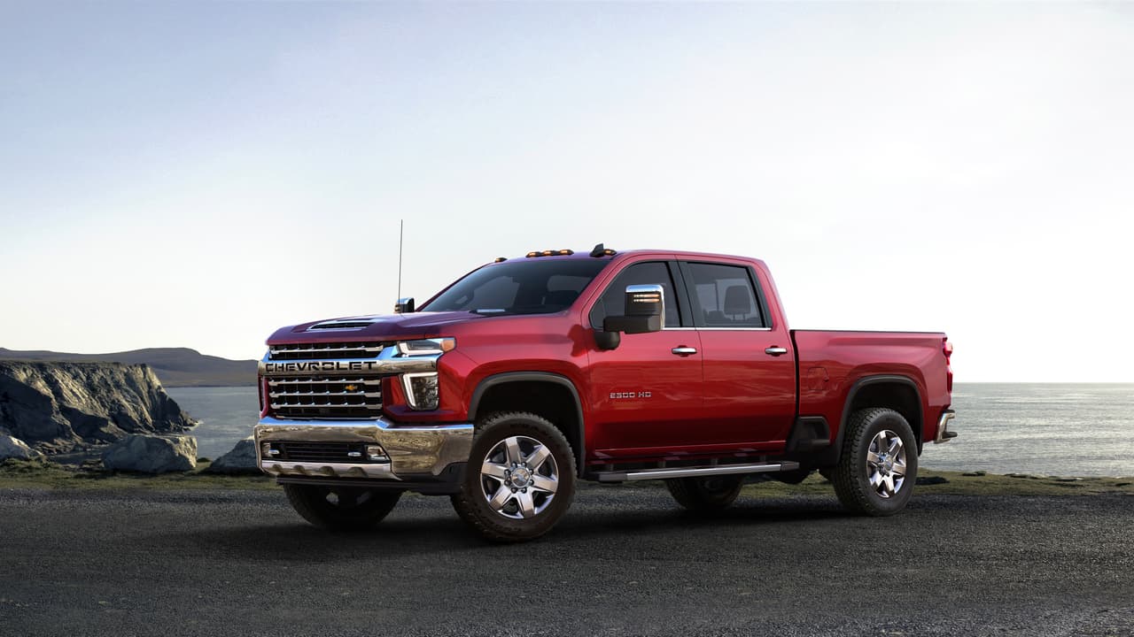 La Chevrolet Silverado HD 2020 cuenta con 
<b>espejos de remolque rediseñados con iluminación perimetral</b>. Los mismo son más grandes, están montados en las puertas y son estándar en todos los modelos. Estos espejos se extienden y retraen utilizando un sistema de enlace de cuatro barras que facilita su funcionamiento, que puede ser electrónico o manual. Cada espejo cuenta con una lámpara orientada hacia adelante que emite luz en un ángulo de 45 grados a fin de proporcionar iluminación en el sitio de trabajo o campamento. 
<br>En la imagen vemos una Chevrolet Silverado 2500 HD 2020