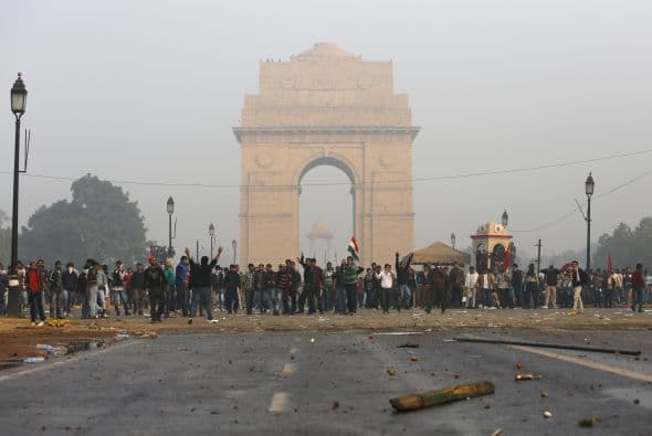 De acuerdo con medios locales, en la manifestación participaron jóvenes simpatizantes del hinduista Bharathiya Janata Party, de derecha radical y la primera fuerza de la oposición.