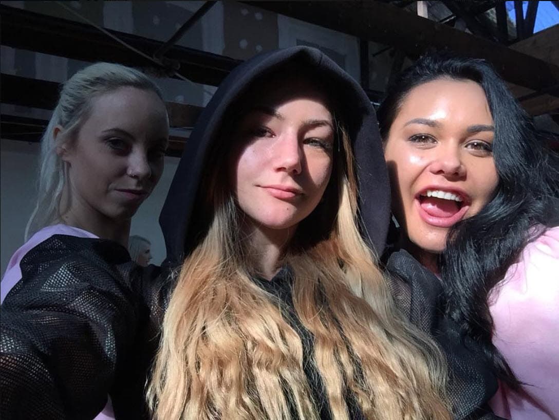 En 2018 Amber-Lee Friis reveló que debido a su apariencia había sido blanco de acoso y burlas en la escuela en su época de adolescente por 
<b>"su piel bronceada y ojos rasgados"</b>.
<br>