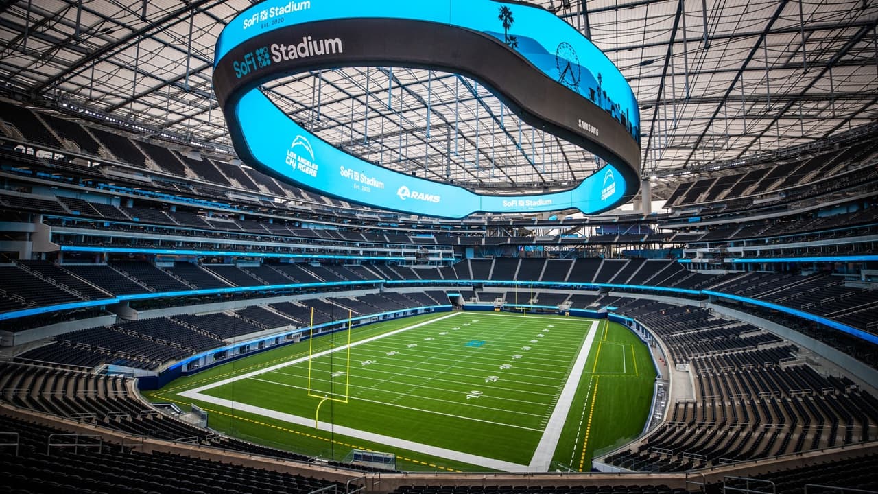 <b>¿Cuánto cuesta un asiento en SoFi?</b>
<br>Para quienes quieran disfrutar del partido en vivo, el precio promedio de los boletos es de $9,000. Sin embargo, de acuerdo con el portal especializado SeatGeek’s, los boletos con experiencia VIP se ofrecen por $70,000 cada uno. El precio supera lo pagado en 2021 según expertos.
<br>