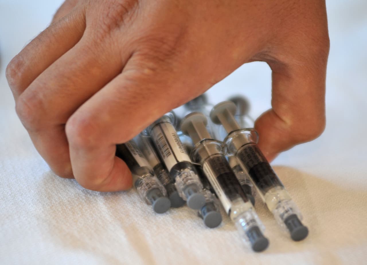 ¿Cómo actúan las vacunas? “Recrean la enfermedad sin producir la infección. De esta manera, 
<b>estimulan al <a href="http://www.univision.com/noticias/trasplantes/este-bebe-nacio-sin-sistema-inmune-y-hoy-tiene-defensas-gracias-a-un-exitoso-trasplante">sistema inmune</a> para que desarrolle defensas </b>que actuarán en el momento en que se entre en contacto con el microorganismo que la produce”, explica José Antonio Forcada Segarra, secretario de la 
<a href="http://www.vacunas.org/">Asociación Española de Vacunología.</a>