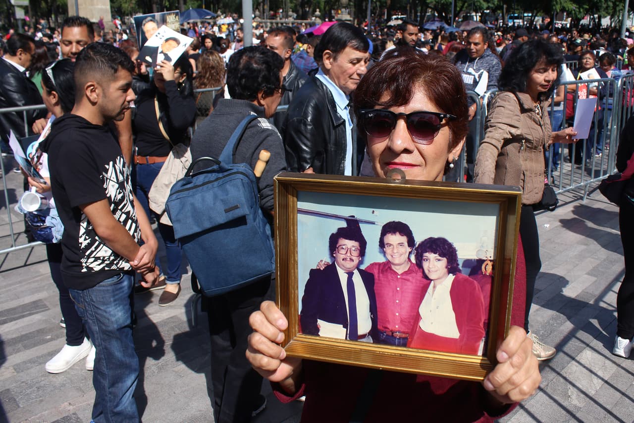 Según las leyes de Florida, solo la viuda o el viudo de la persona fallecida tiene el derecho de decidir sobre el destino de los restos mortales. En la fotografía, seguidores de josé José frente al histórico Palacio de Bellas Artes.