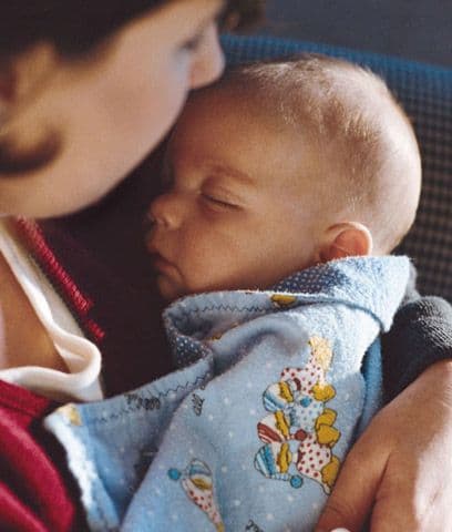 Atención con el rotavirus: Es muy común en bebés pequeños y se trata de una diarrea muy contagiosa. Se da en todo el año pero el verano es el momento de mayor contagio. El problema mayor con esta enfermedad es la deshidratación lo que la convierte en muy peligrosa en todos los pequeños menores de 3 años. Existe una vacuna. Síntomas: diarrea, fiebre muy alta, vómitos y náuseas. Llama al médico si sospechas que tu hijo o hija la padece.