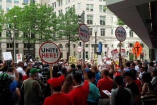 "Protestan contra Trump frente a su próximo hotel en DC", se lee en la imagen tomada de la cuenta de Twitter de la corresponsal de Univision, Lourdes Meluza.