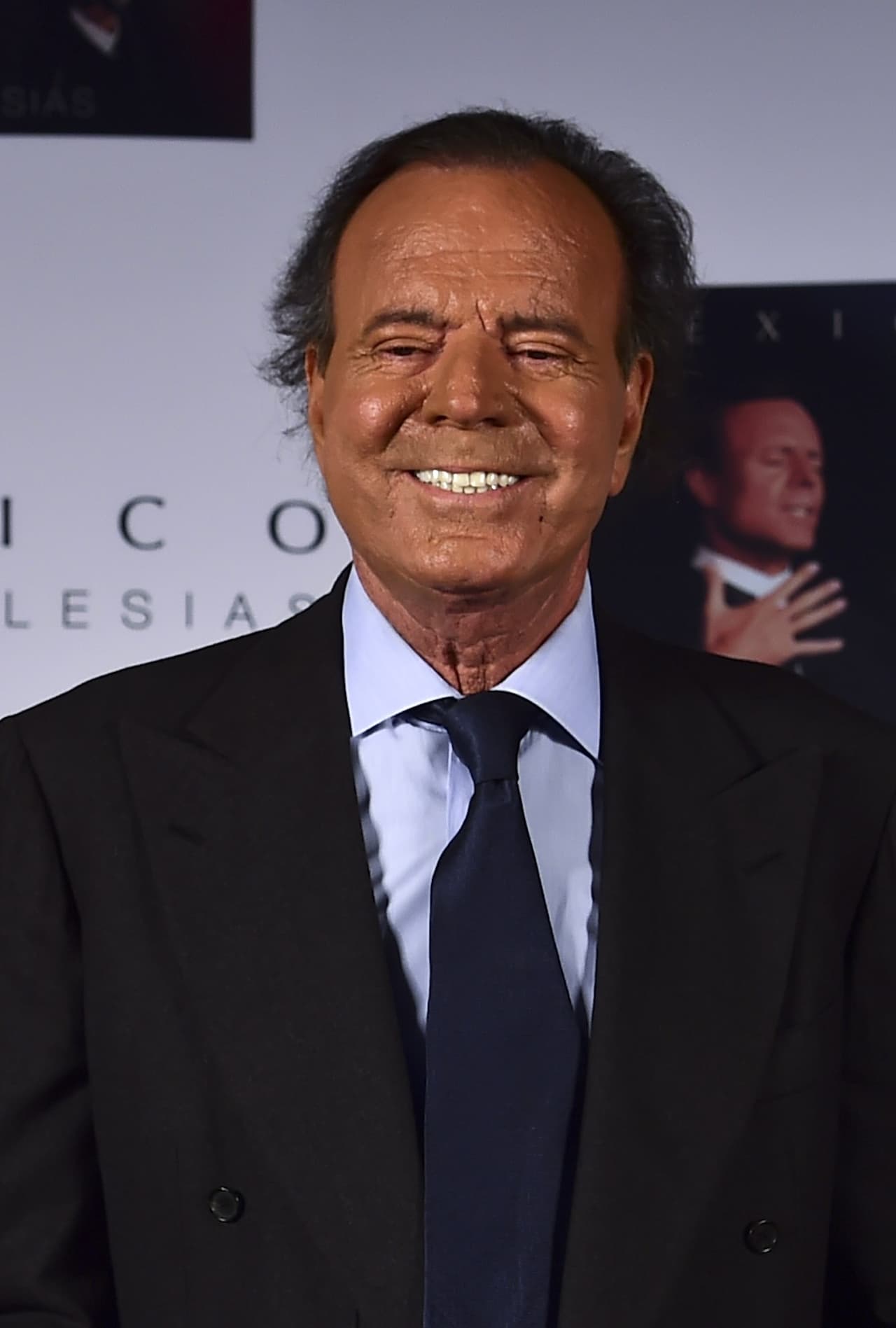 Julio Iglesias y Enrique Iglesias no mantienen una estrecha relación de padre e hijo e, incluso, se ha rumorado que desde hace varios años ambos cantantes no se han dirigido la palabra.
