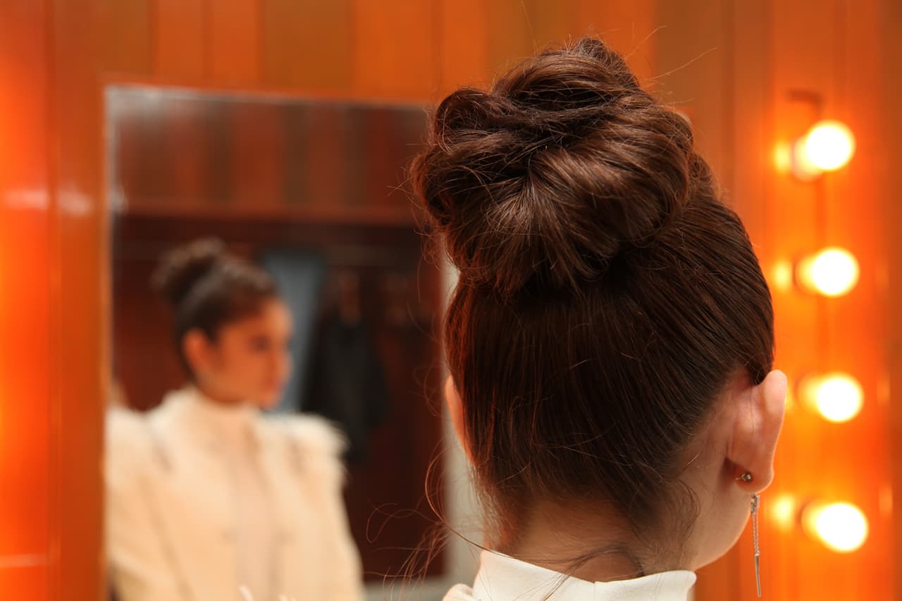 Así como el peinado alto, que recogió con un chongo "porque nunca lo había usado para el programa".