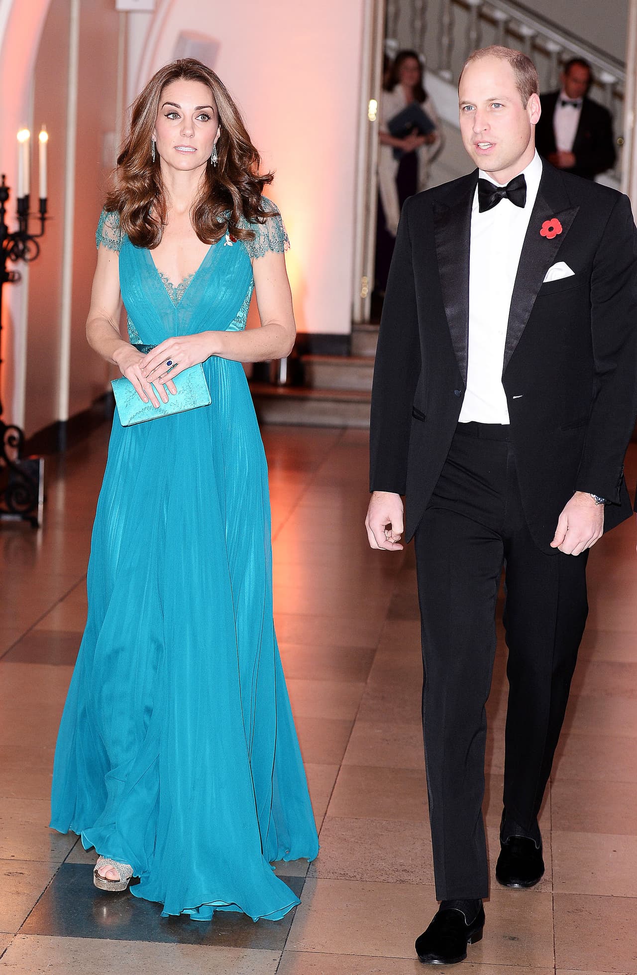 Los duques de Cambridge asistieron este jueves en la noche a la entrega de los 
<b><a href="https://tuskawards.com/">Tusk Conservation Awards</a></b>, en Londres, donde tan pronto llegaron, Kate Middleton llamó la atención por su vestuario.