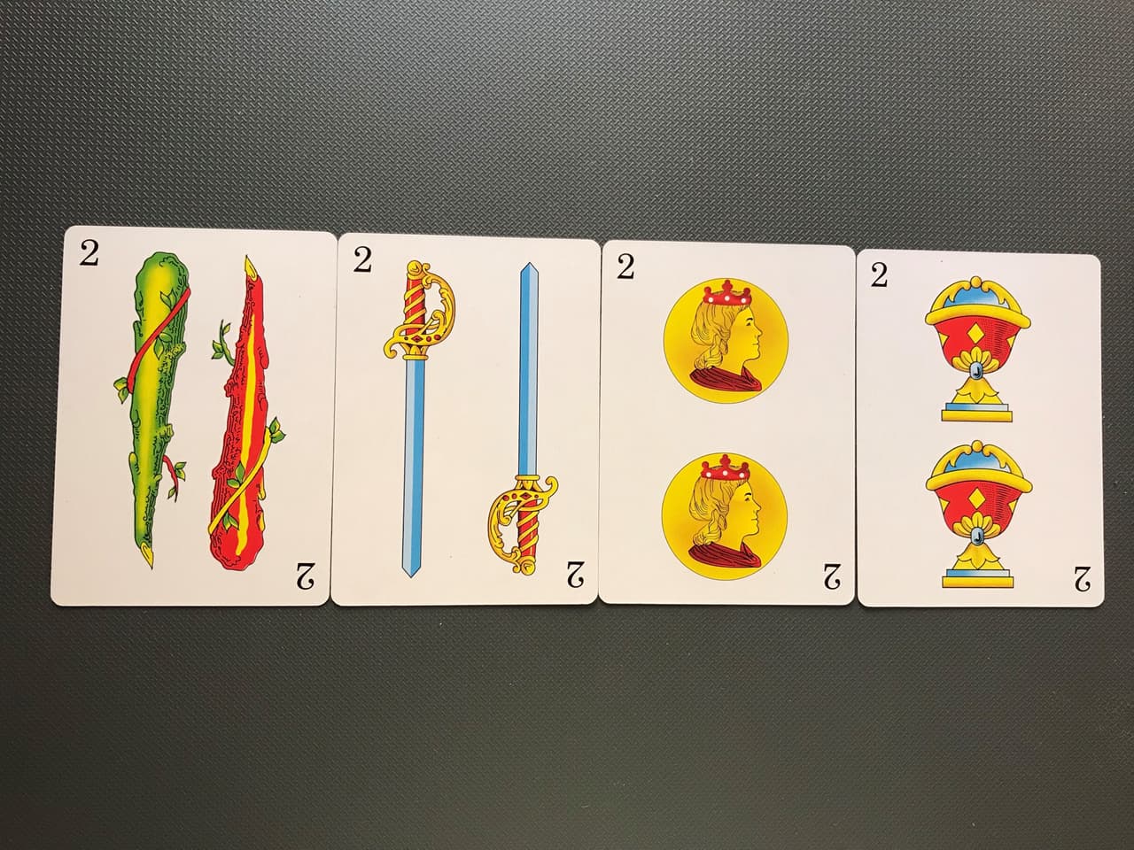 Cada carta de cada palo entonces tiene que ver con algo sumamente particular, todo englobado en el sentimiento o base que representa su propio palo, algo que podremos ver muy bien y en específico en otras ocasiones para que aprendas muy bien carta por carta.