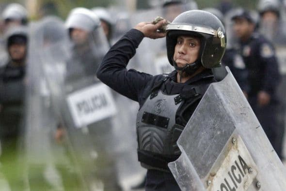 Cerca de 300 policías antimotines en un principio contuvieron a los manifestantes en su paso hacia el aeropuerto.