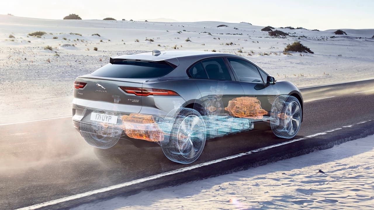 <h3 class="cms-h3-H3">PRO: El tamaño de los motores eléctricos permite aprovechar mejor el espacio disponible.</h3>
<br>El pequeño tamaño de los motores eléctricos (en comparación a los motores de combustión interna, y su ubicación usualmente entre las ruedas o en las ruedas mismas libera el compartimiento que normalmente utiliza el motor para carga adicional. 
<br>
<br>
<b>Imagen</b>: La camioneta
<b> Jaguar I-Pace 2019</b> cuenta con dos motores eléctricos, uno en cada eje, lo que le permitió a los diseñadores a extender la cabía hasta sobre las ruedas delanteras, obteniendo un espacio inusualmente grande para un auto de su tamaño. La batería ocupa un lugar bajo en el suelo bajando el eje de gravedad lo que proporciona gran estabilidad.