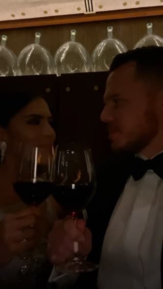 Francisca y su prometido gozan esta linda etapa en sus vidas, aquí los vemos brindando por la extraordinaria velada.