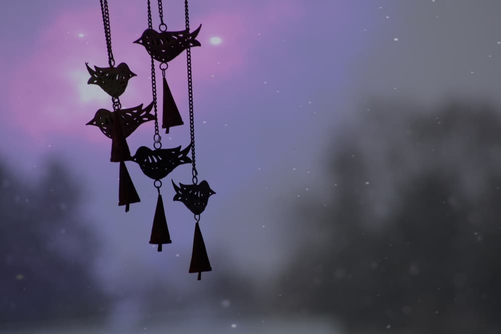 Puede ser como un triángulo, algo que puedas colgar en tu ventana y que pueda sonar con el viento, como unas campanitas.