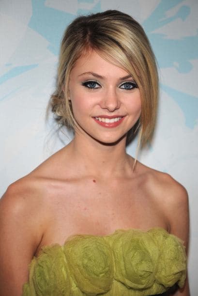 En el verano de 2008, muy linda con un vestido verde floreado en una entrega de premios, ya con 15 años. Más videos de Chismes aquí.