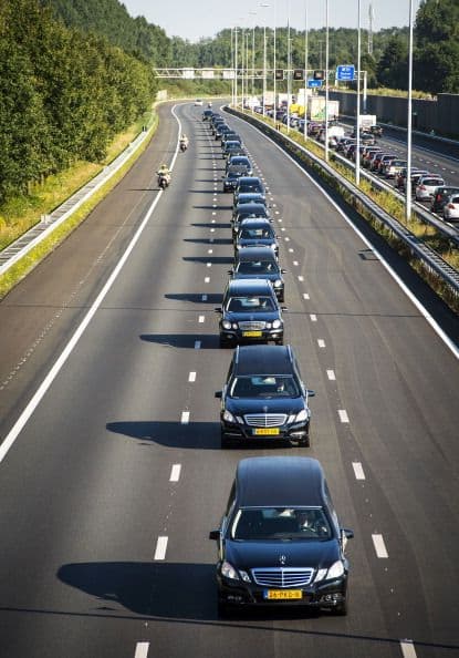 Cientos de personas presenciaron los honores a las víctimas del Malaysia Airlines celebrados en Holanda.  