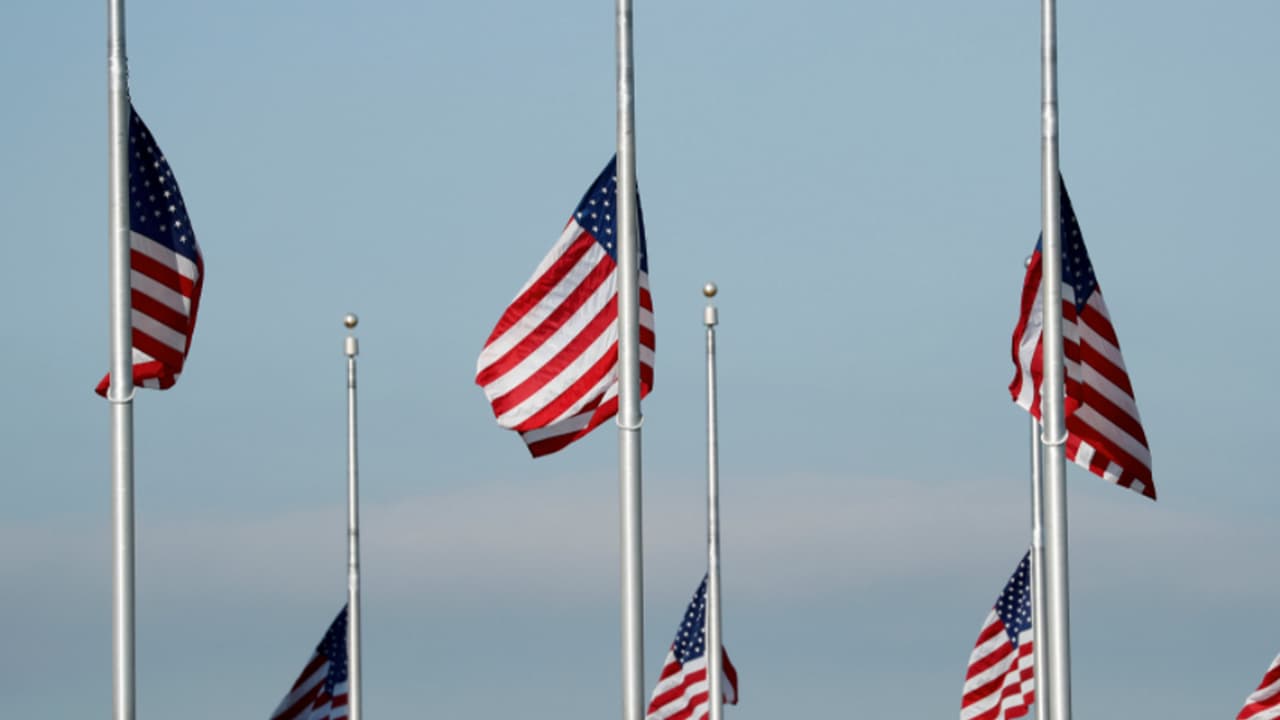 Banderas de Nueva York ondean a media asta por fallecimiento de Isabel II