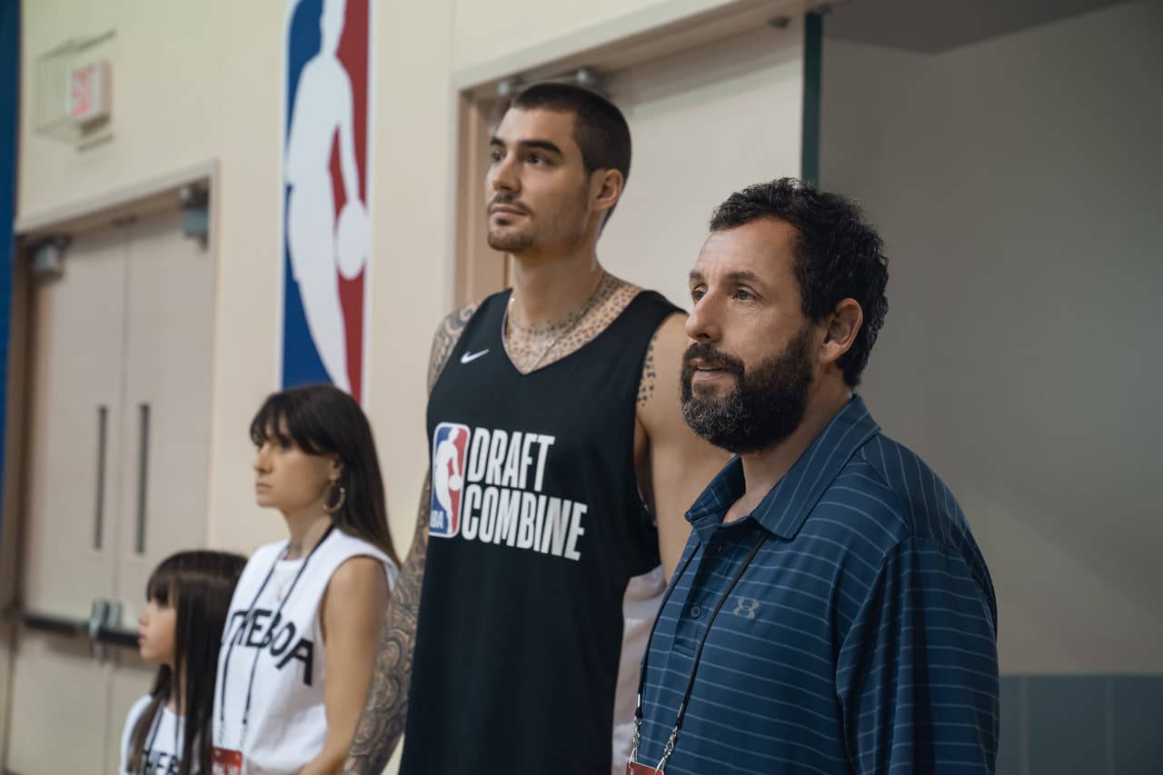 La película no solo cuenta con una gran interpretación por parte de Sandler, sino que en ella participan jugadores verdaderos de la NBA, como Juancho Hernangómez, Anthony Edwards y Trae Young.