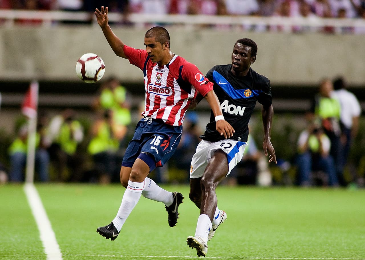 Miguel Ángel Ponce de Chivas al lado de Mame Biram Diouf de Manchester United, equipo por el que en aquella ocasión alinearon Tomasz Kuszczak, Ritchie de Lat, Cris Smalling, John O'Shea, Fabio, Darron Gibson, Paul Scholes, Corry Evans, Tom Cleverley, Diouf, Dimitar Berbatov y en la segunda parte Javier 'Chicharito' Hernández.