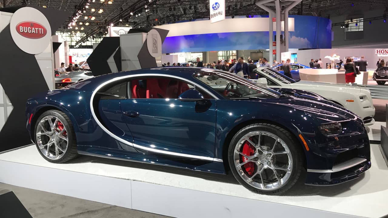 Aunque debutó en el Salón del Automóvil de Ginebra el año pasado, el 
<b><a href="http://www.univision.com/noticias/auto-show-de-ginebra/ginebra-2016-el-bugatti-chiron-2017-llega-con-1500-hp-bajo-el-capo" target="_blank">Bugatti Chiron</a></b> sigue siendo un poderoso imán para la atención de los asistentes. Pero es que con un precio de 2.65 millones de dólares este super auto no tiene excusa para no ser perfecto y lucir espectacular, lo cual logró sin mucho esfuerzo. Este es uno de los sólo 500 ejemplares que Bugatti planea construir.