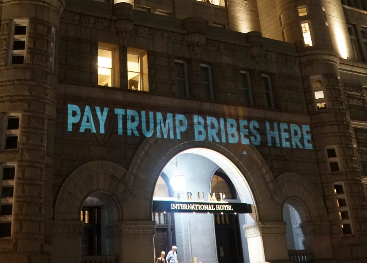 <b>"Pague los sobornos de Trump aquí".</b> El hotel del presidente Donald Trump en Washington se ilumina brevemente con unos mensajes proyectados por Robin Bell, un artista y cineasta radicado en la ciudad. Los mensajes fueron proyectados durante unos 10 minutos antes de que un guardia de seguridad le pidiera que se detuviera. 15 de mayo de 2017.