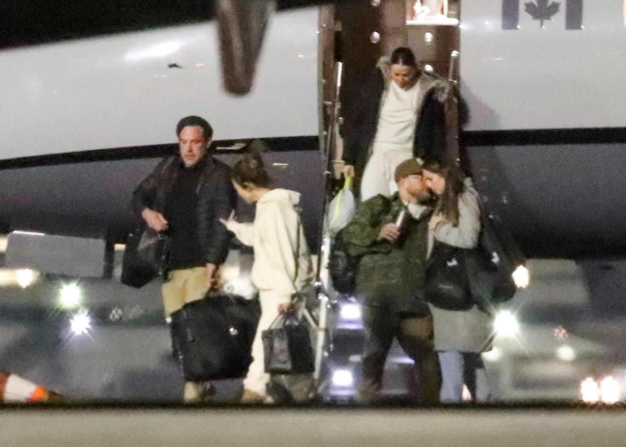 Por su parte, JLo ha estado en Vancouver, Canadá, trabajando en la cinta 'The mother'. 
<br>