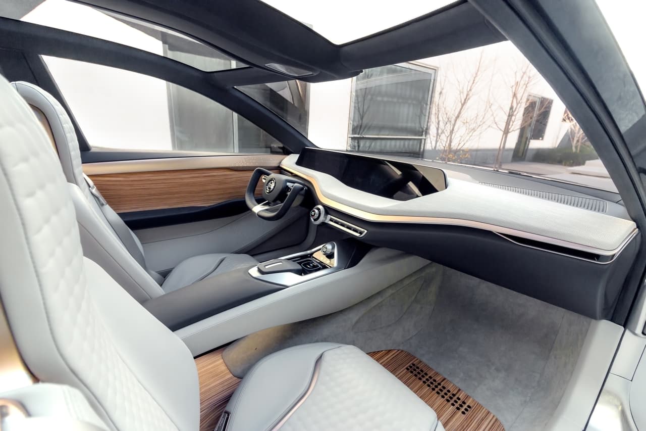 El Nissan Vmotion 2.0 es mucho más que diseño. Es también la vitrina que nos muestra el funcionamiento de
<b>tecnologías que hoy están dando sus primeros pasos</b> como el sistema de conducción autónoma ProPilot de Nissan en el nivel 4 de autonomía total. En caso de estar el sistema ProPilot activo, el emblema Nissan en la parilla del auto se ilumina en forma oscilante para dejar saber qu el auto se está manejando a si mismo.