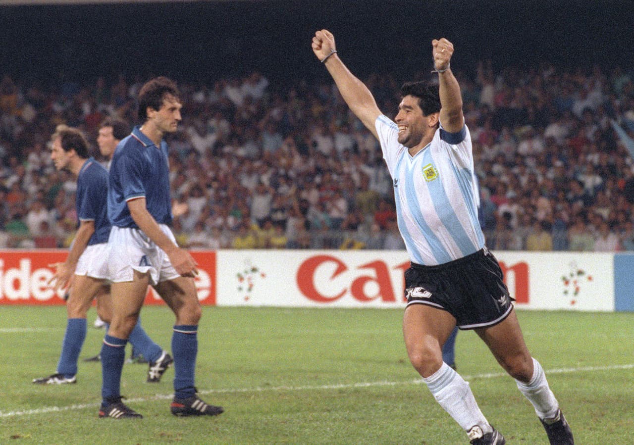 La historia tuvo su peor relación en el Mundial de Italia 1990, en las semifinales, cuando el público abucheó el himno de Argentina en el partido contra Italia en las semifinales, a lo que Maradona respondió con insultos.