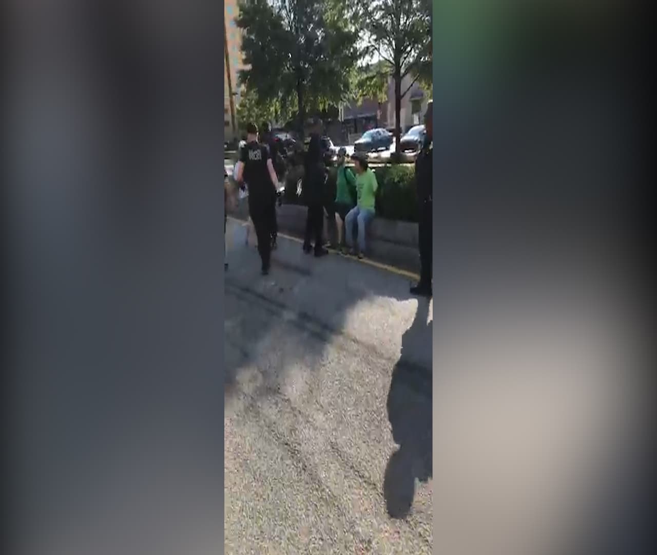 Justo antes de llegar a la intersección con Piedmont Road North East, los agentes cerraron el paso a la multitud y arrestaron a varias personas.