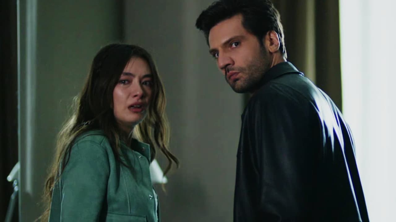 Cansado de la presencia de su rival, Emir la presionó para que se olvidara de él y la amenazó con revelar el asesinato cometido por su hermano. A cambio le pidió una noche de pasión con él y comenzar a comportarse como su esposa.