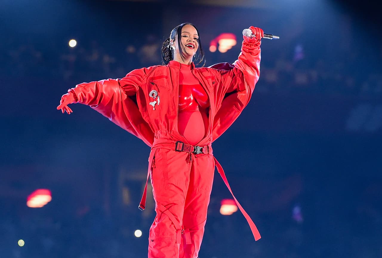 Rihanna revela que está embarazada por segunda vez durante su show del medio tiempo en el Super Bowl
<br>