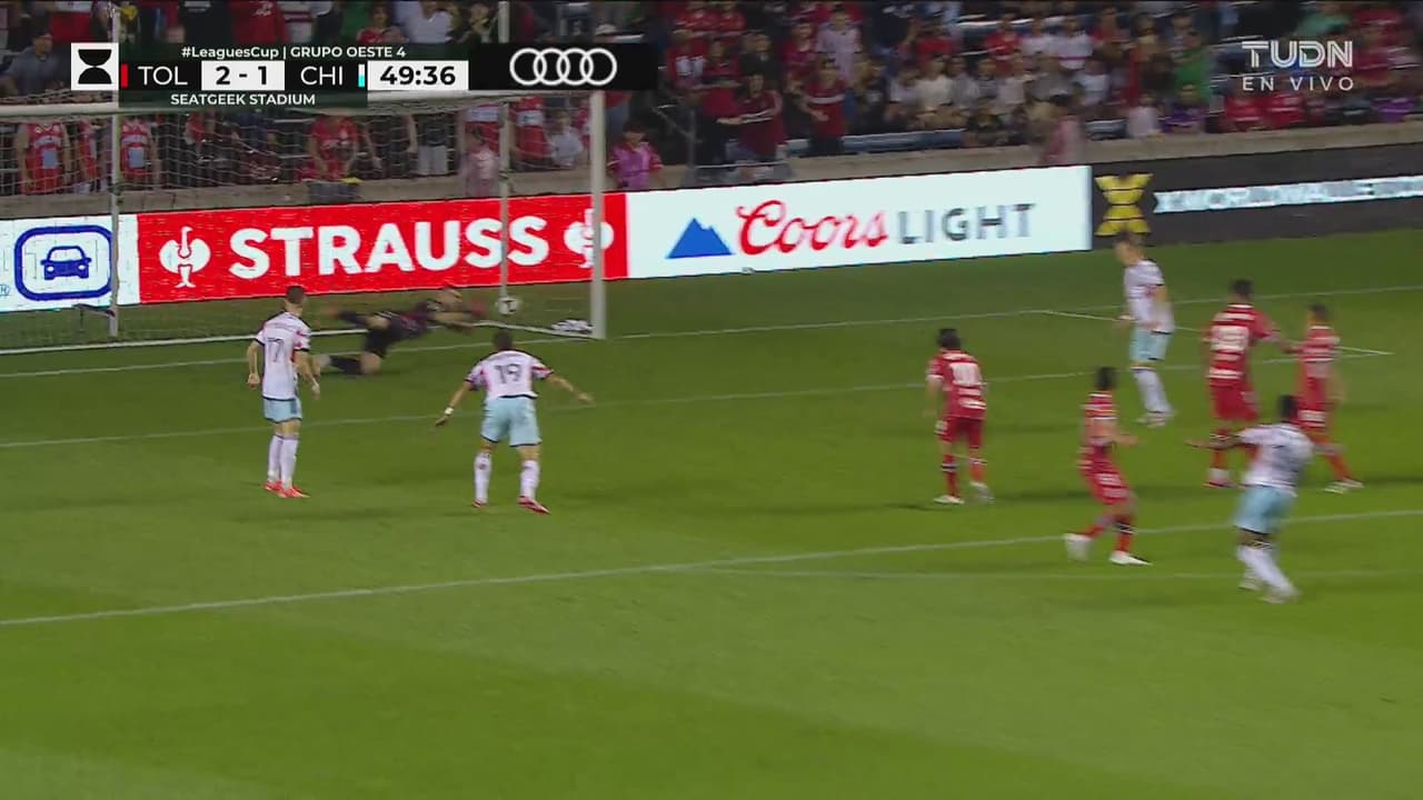 ¡Volpi! Tiago se estira y saca el cañonazo de Reynolds