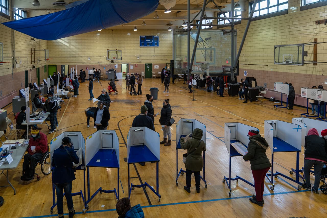 Más de dos millones de votantes en NYC acudieron a votar en persona 