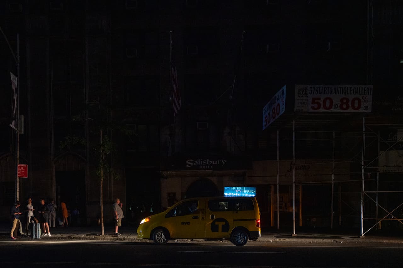 NUEVA YORK, NY - 13 DE JULIO: Un taxi amarillo recoge a los pasajeros durante el apagón (Foto: David Dee Delgado/Getty Images)