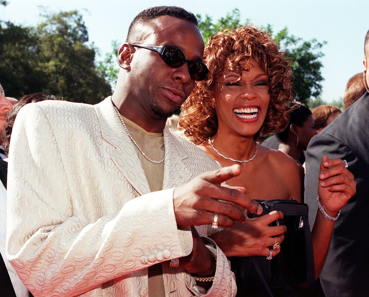 La relación de Whitney Houston con el cantante Bobby Brown fue controversial desde el inicio.