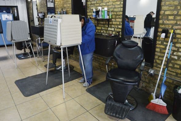 Unos votaron dentro de una barbería, en una facilidad deportiva y otros experimentaron problemas para ejercer su derecho pero la mayoría aprovechó para tomarse un ‘selfie’ y compartirlas en las redes sociales en una de las elecciones a la gobernación más cerradas de la nación.