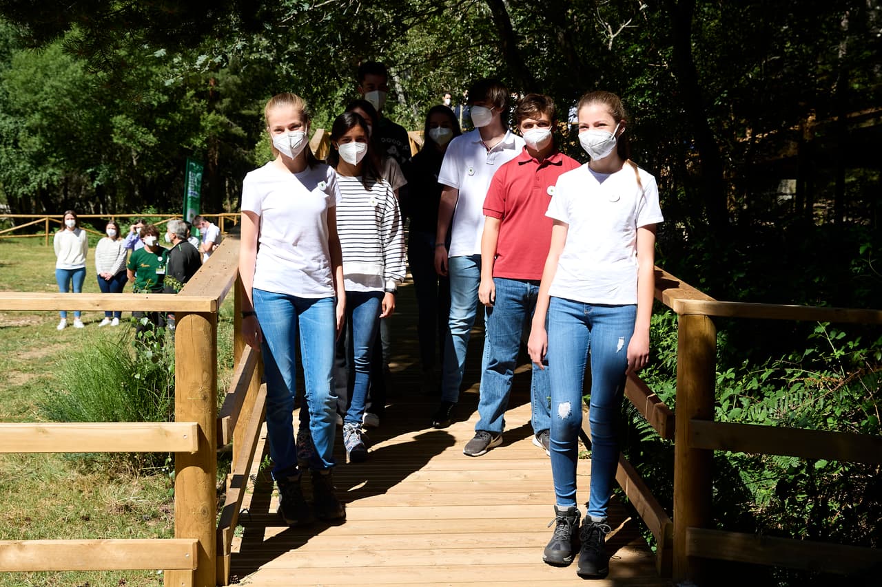 La infanta se puso unos jeans que tenían algunas rasgaduras: uno a la altura de la rodilla derecha, otro en la cadera izquierda y uno más pequeño en esa misma pierna.
<br>