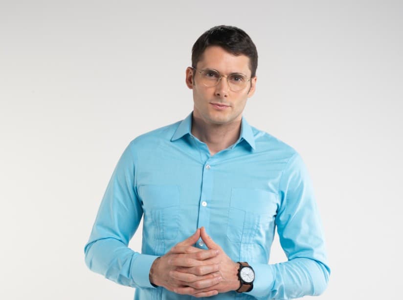 Ilusionado con que Flor se convierta algún día en su compañera de vida, tendrá que esperar a que su primer esposo, Valentín, muera para pedirle una oportunidad de hacerla feliz.