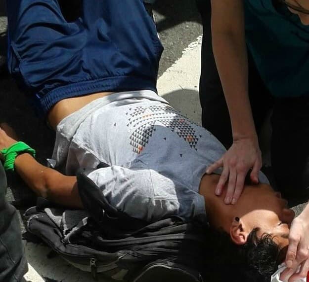 The mother of a young man identified as Carlos José Moreno confirmed the death of her son in Caracas to journalists. He was a first year student, studying economy at the Central University of Venezuela (UCV). He was shot dead in the head. "My boy did not make it, my boy died and I wanted him to graduate," said his mother. April 19, 2017.