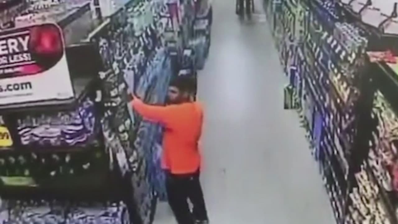 Buscan a sospechoso de contaminar botellas de agua potable en un supermercado en el condado de Orange (video)