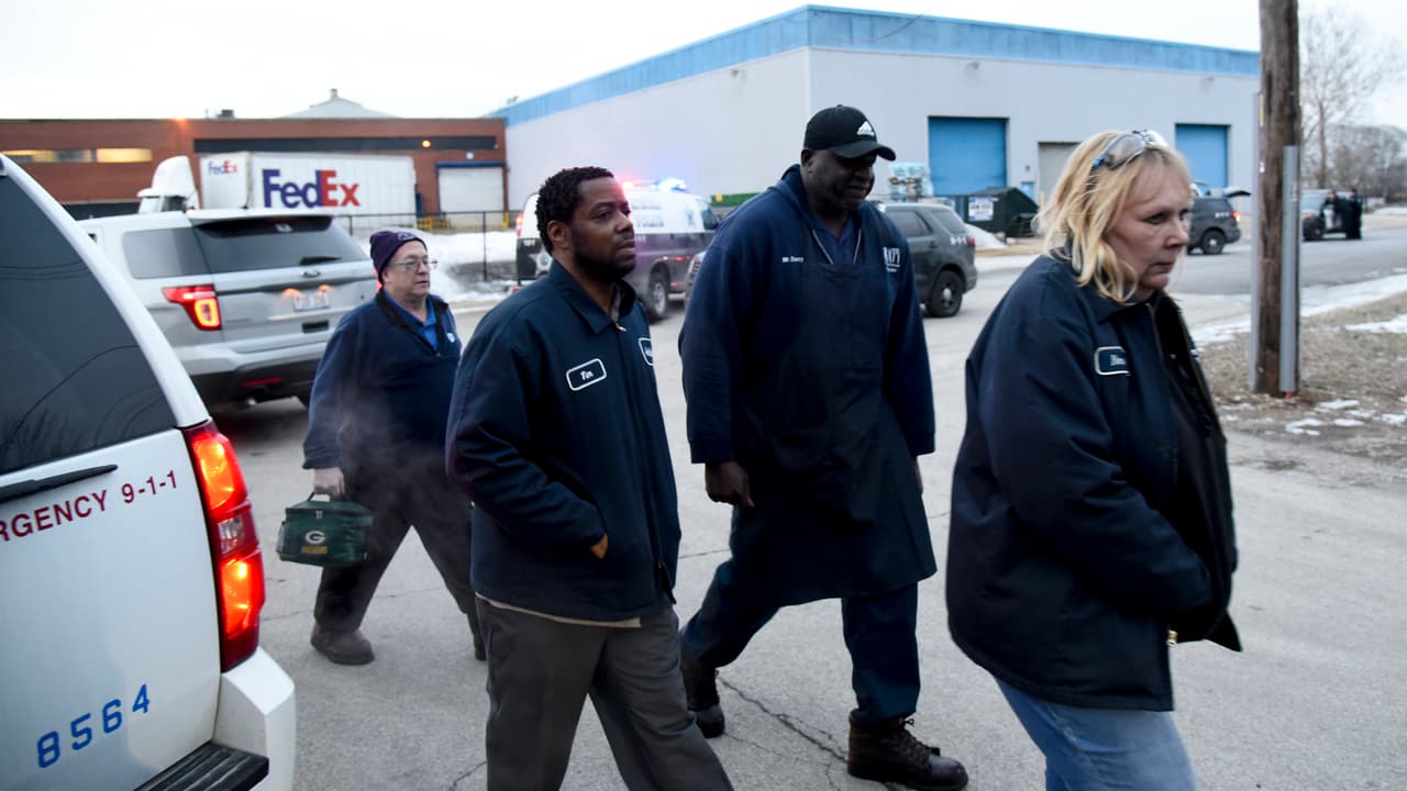 Las llamadas al 9-1-1 revelan miedo y angustia entre voz de trabajadores en la masacre de Aurora, Illinois