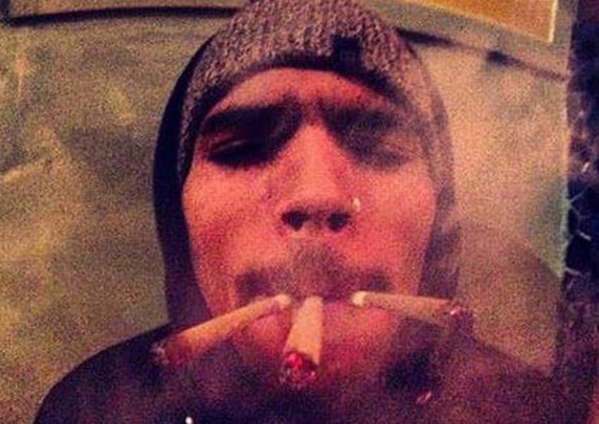 Chris Brown desató la polémica al revelar esta escandalosa foto fumando sin parar lo que al parecer es mariguana.
