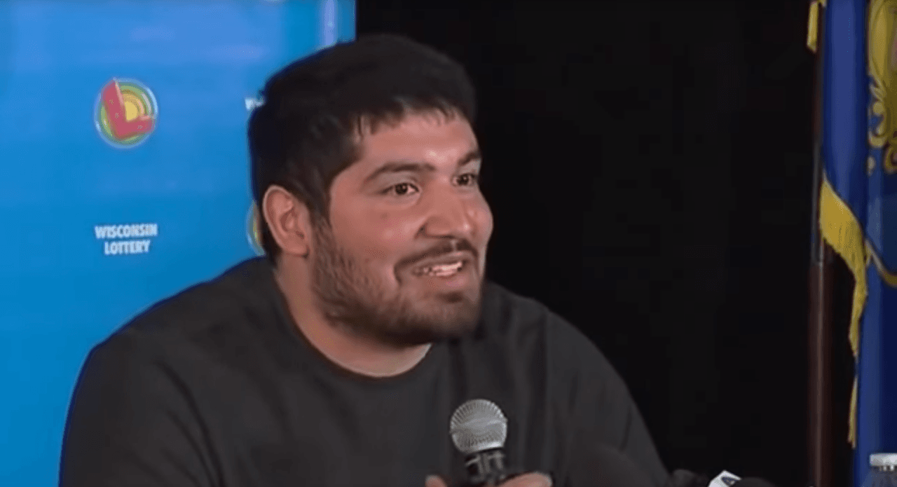 Un hombre hispano de 24 años se lleva el premio Powerball de $768 millones 