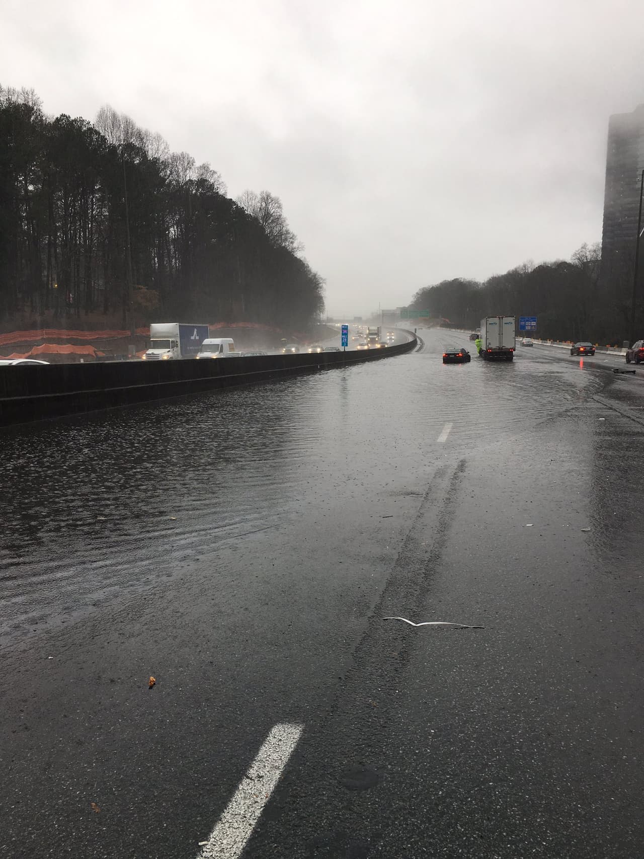 La lluvia inundó este viernes los tres carriles a la izquierda de la carretera I-285 hacia el oeste, antes de salida de Ashford Dunwoody.