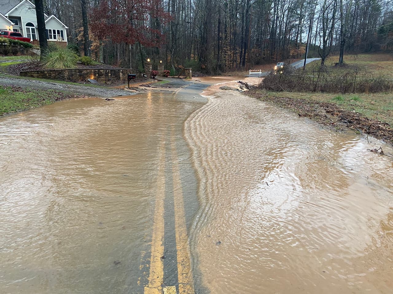 En las imágenes la vía se ve completamente inundada.