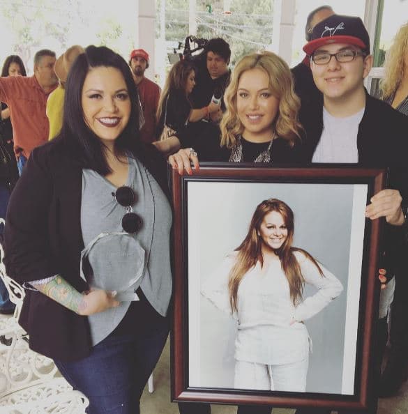 Nunca pierden momentos para recordar a su madre y hacer a nombre de ella las obras con las que han ayudado a muchas personas necesitadas.