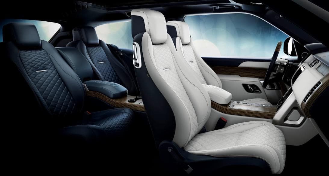 El suntuoso interior de la
<b>Range Rover SV Coupe</b> cuenta con
<b>detalles que la diferencian de las ya lujosas Range Rover regulares</b>, como un enchapado en madera que es tan extenso como hermoso y que encontramos en el tablero, volante, puertas, consola central y en el suelo del compartimiento de carga. Los clientes tendrán la oportunidad de
<b>elegir sus propias combinaciones de colores y materiales</b> tanto para el interior como el exterior de sus Range Rover SV Coupe, siempre que dichas combinaciones no contradigan ciertos parámetros estéticos establecidos por la compañía. Después de todo como estamos cansados de saber, el dinero no compra buen gusto.