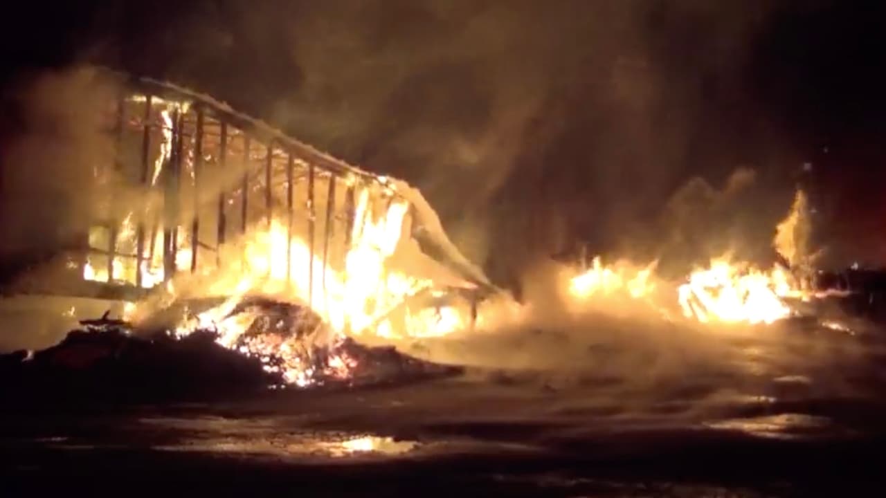 Eran las 11:00 p.m. del domingo cuando el fuego sorprendió a un vecindario de casas móviles.