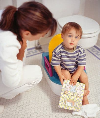 Diarrea: La opuesta a la constipación. El niño hace más deposiciones de las que debería. Además, la caca se torna líquida. En los más pequeños puede ser peligrosa ya que genera que los bebés y niños pierdan una gran cantidad de agua lo que los expone a una posible deshidratación. Síntomas: se trata de una urgencia si el niño tiene diarrea y es un lactante, si está muy decaído e irritable, si perdió su humor habitual y si tiene la lengua y la boca seca ya que esto es uno de los síntomas de la deshidratación.