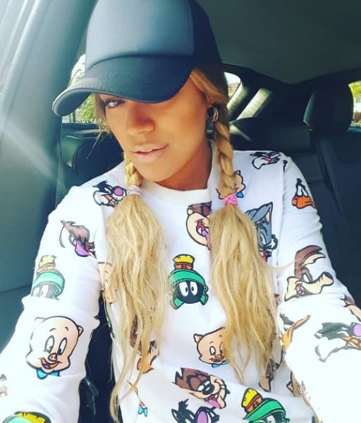 ¡Nos encanta su gorra. El peinado con trenzas le sienta de maravilla.